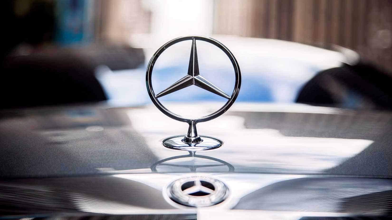 Close-up do ornamento do capô da Mercedes-Benz Classe S 2019