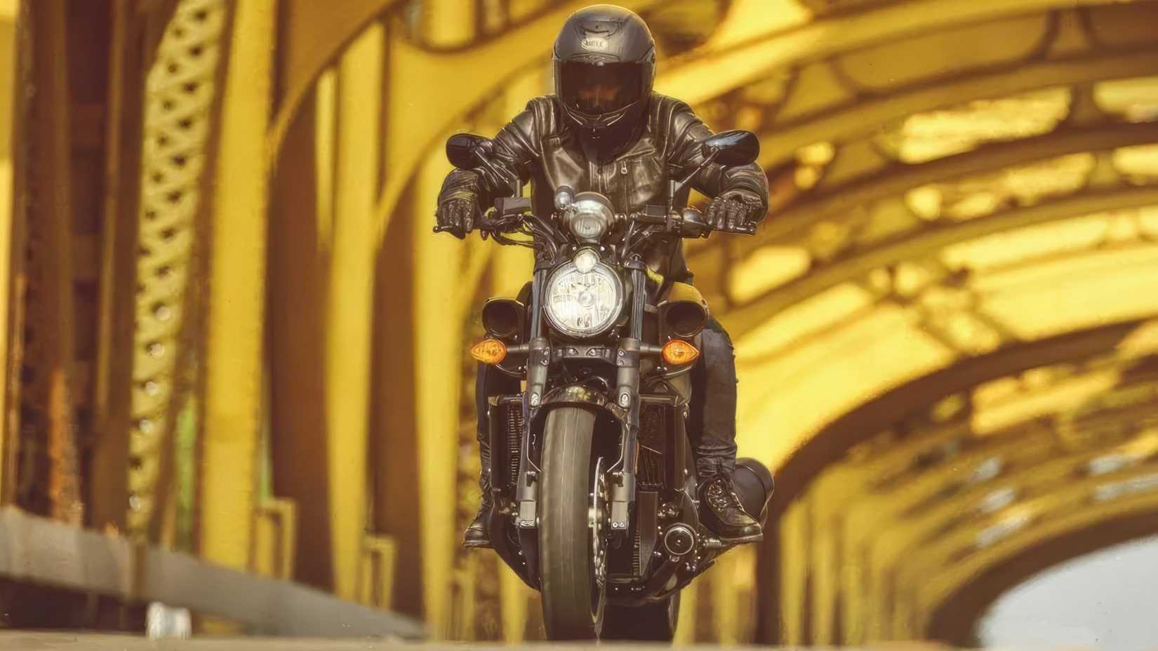 Yamaha V-Max 2020 acelerando em uma foto ampliada do painel frontal de uma estrada urbana