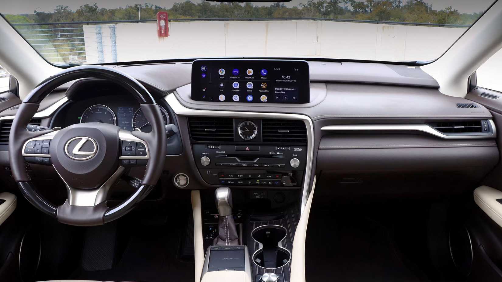 Foto do interior do Lexus RX 350 2022 mostrando o painel