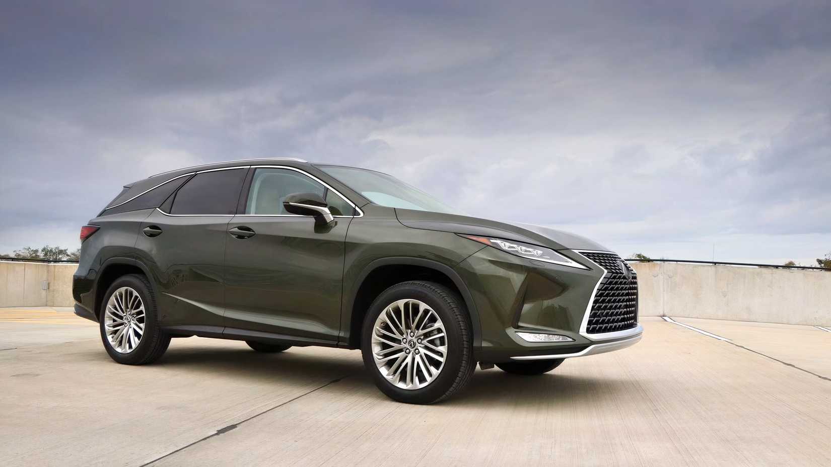 2022 Lexus RX 350 Front 3/4 shot estacionado em lote