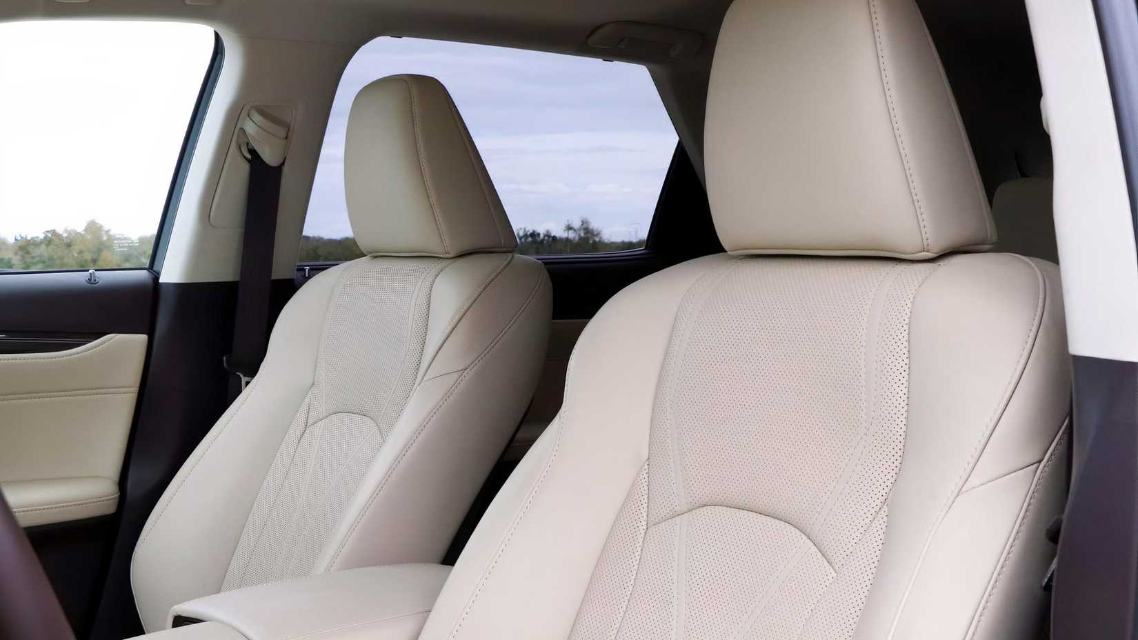 Foto do interior de um Lexus RX 350 2022 mostrando os bancos dianteiros