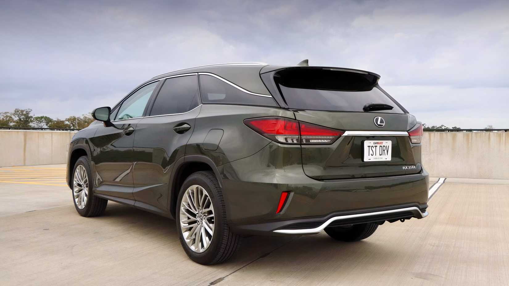 2022 Lexus RX 350 traseiro 3/4 tiro estacionado em um estacionamento