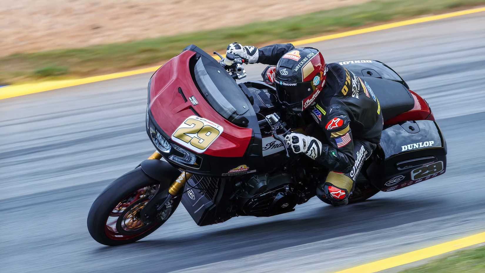 Foto de ação do piloto Tyler O Hara no 2022 MotoAmerica King Of The Baggers.