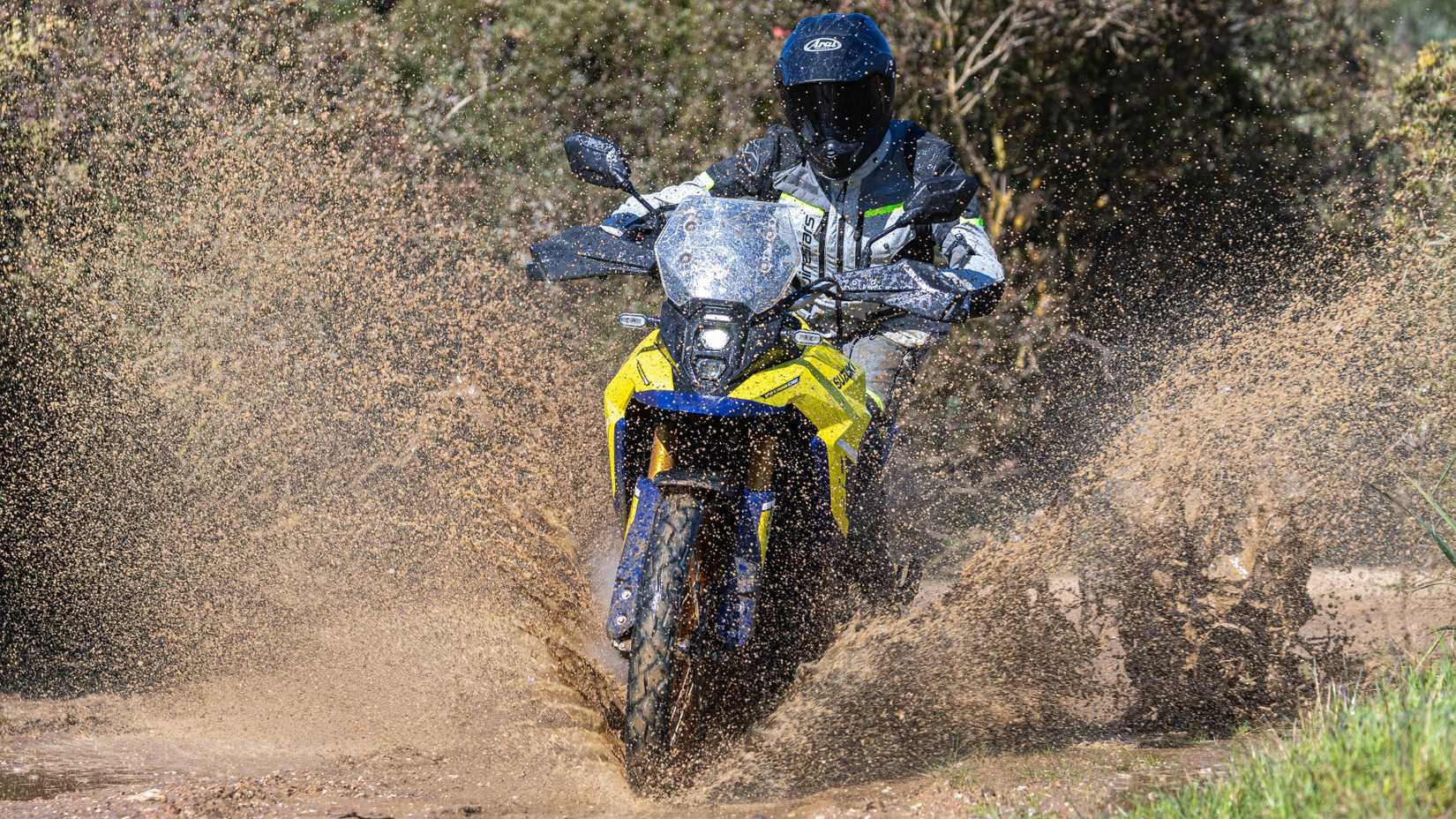 2023 Suzuki V-Strom 800DE chutando um respingo de água