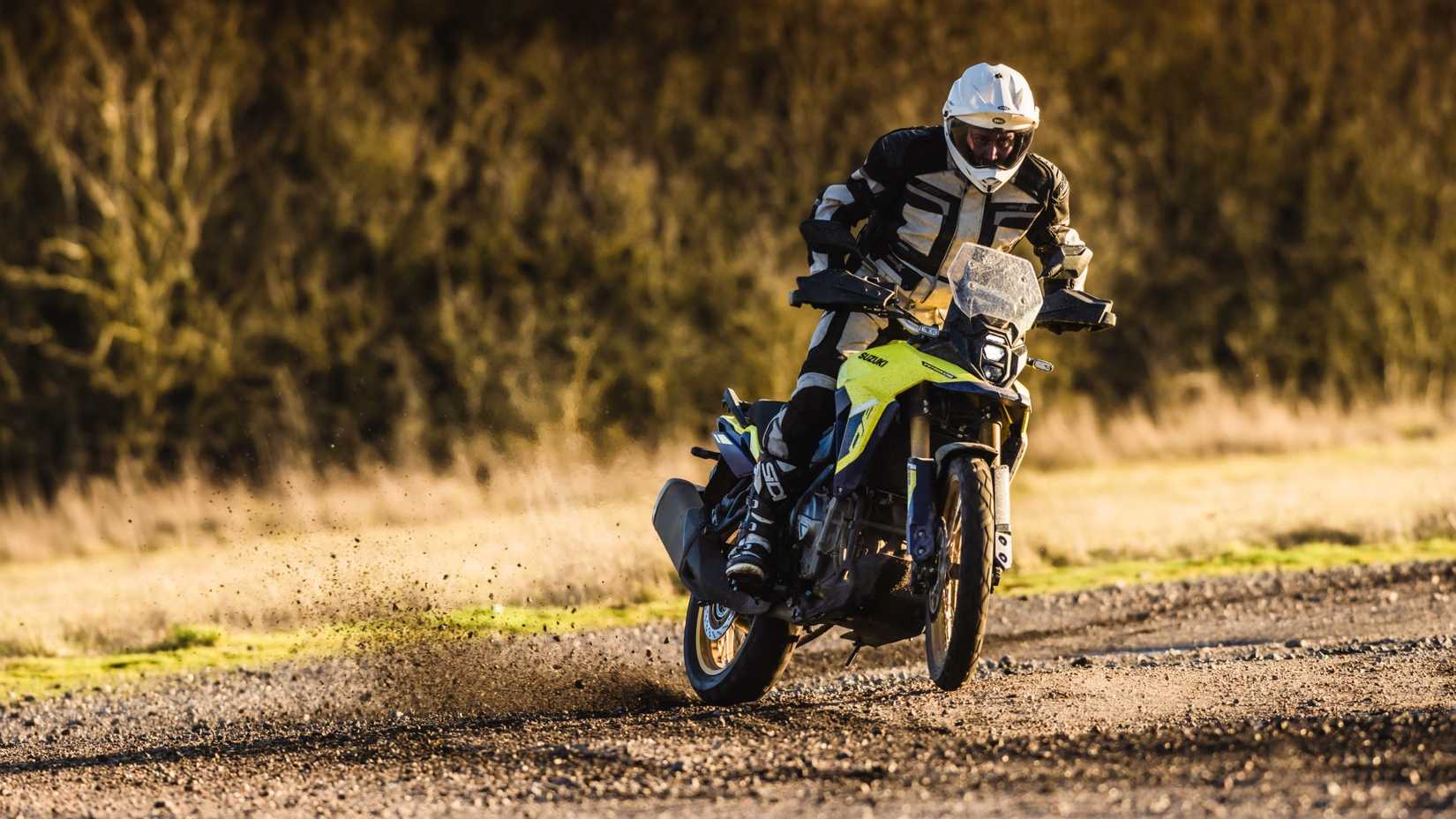 2023 Suzuki V-Strom 800DE deslizando na terra