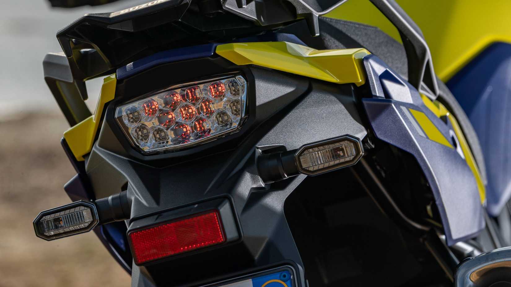 Vista aproximada da lâmpada traseira Suzuki V-Strom 800DE 2023