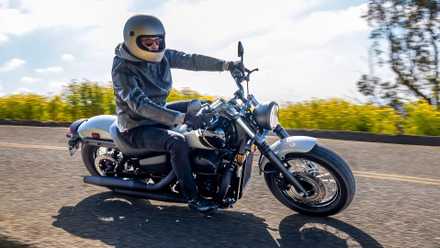 Honda Shadow Phantom inclinado em uma curva, foto frontal do terceiro quarto