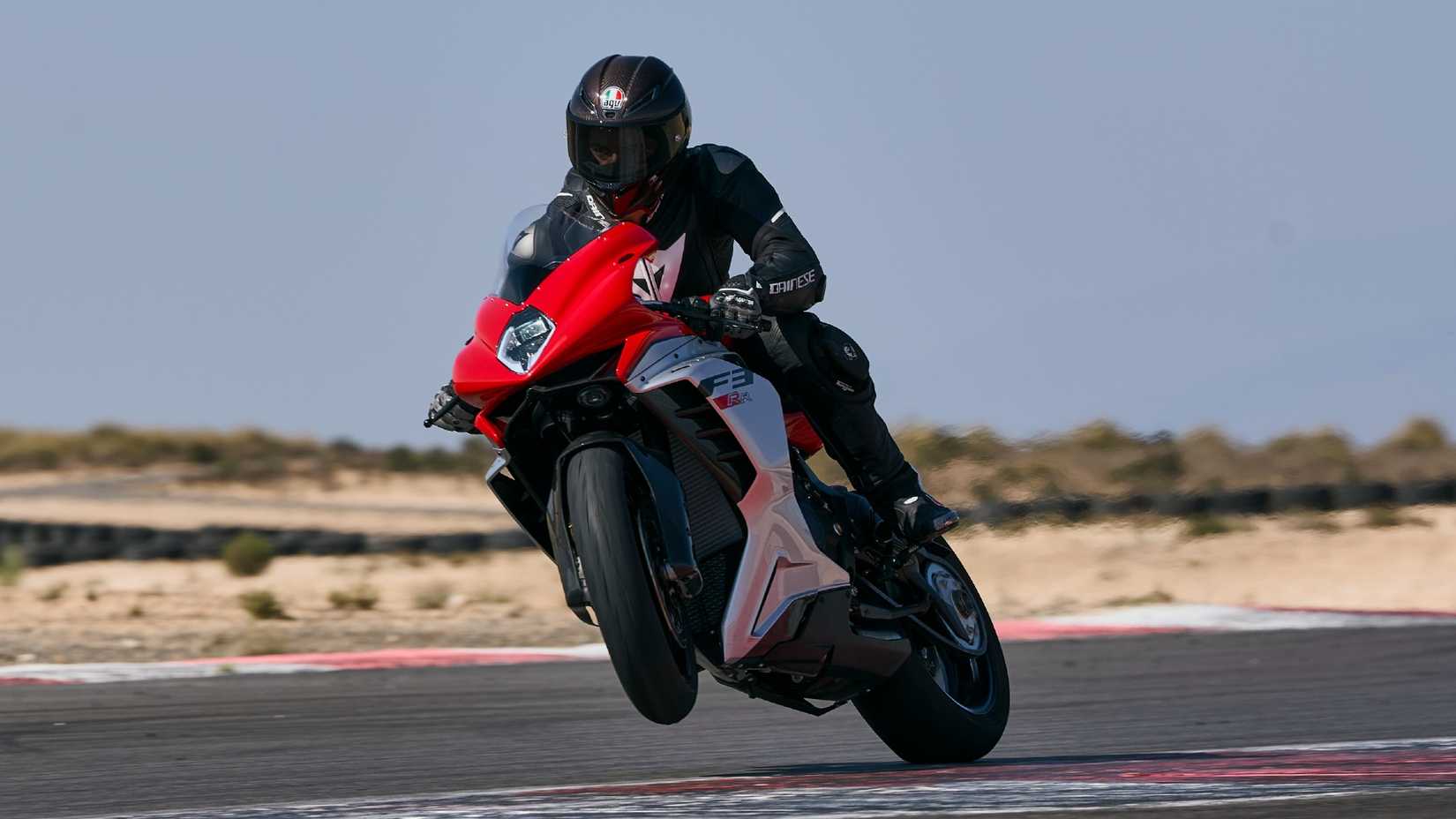 2025 MV Agusta F3 RR fazendo um cavalinho na pista