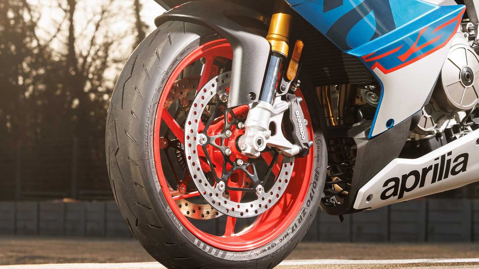 Foto aproximada da suspensão dianteira da Aprilia RS 660 2026