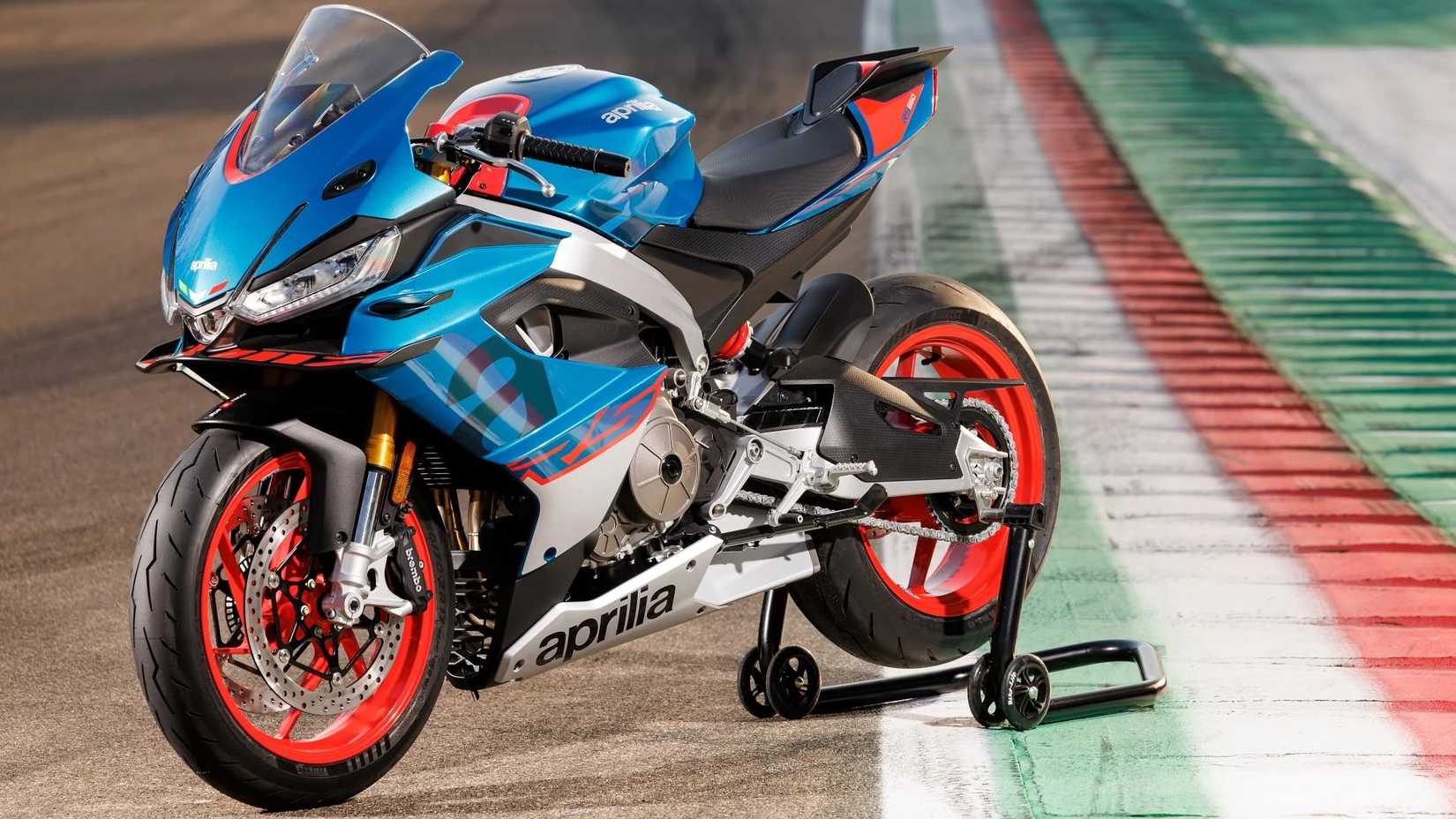2026 Aprilia RS 660 estacionada no estande Paddoct vista frontal do terceiro quarto