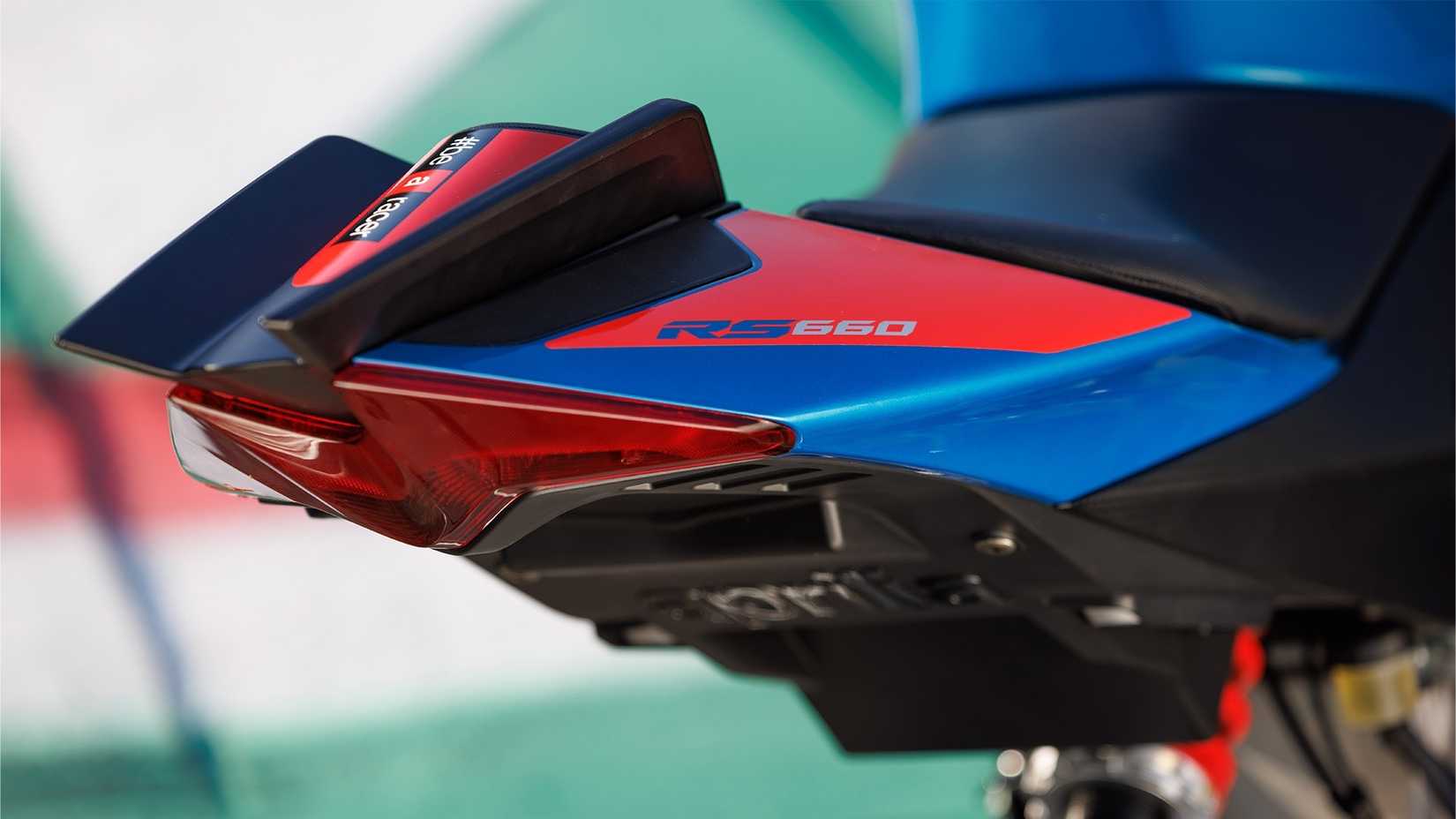 Seção traseira da Aprilia RS 660 2026 com foto em close do capô