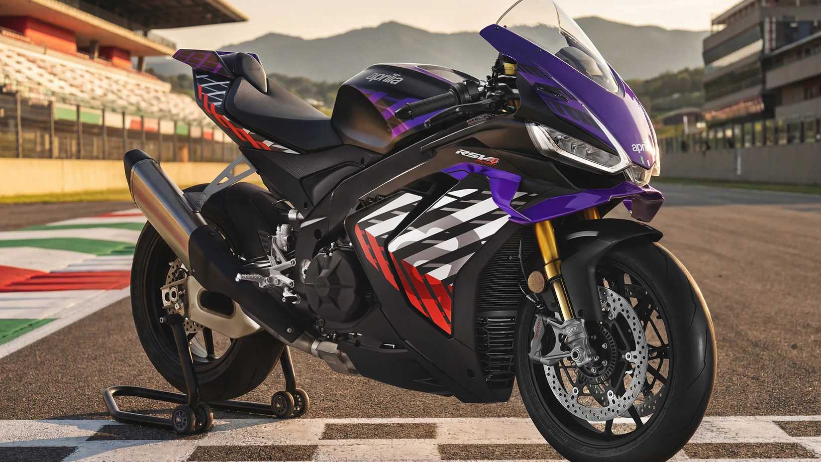 2026 Aprilia RSV4 Factory estacionada na pista