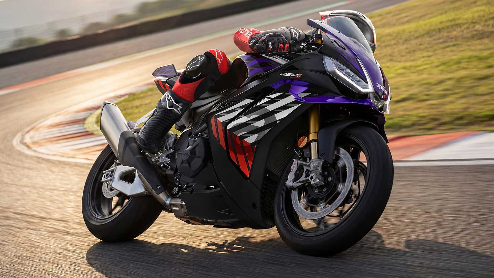 Fábrica da Aprilia RSV4 2026 virando à esquerda na pista