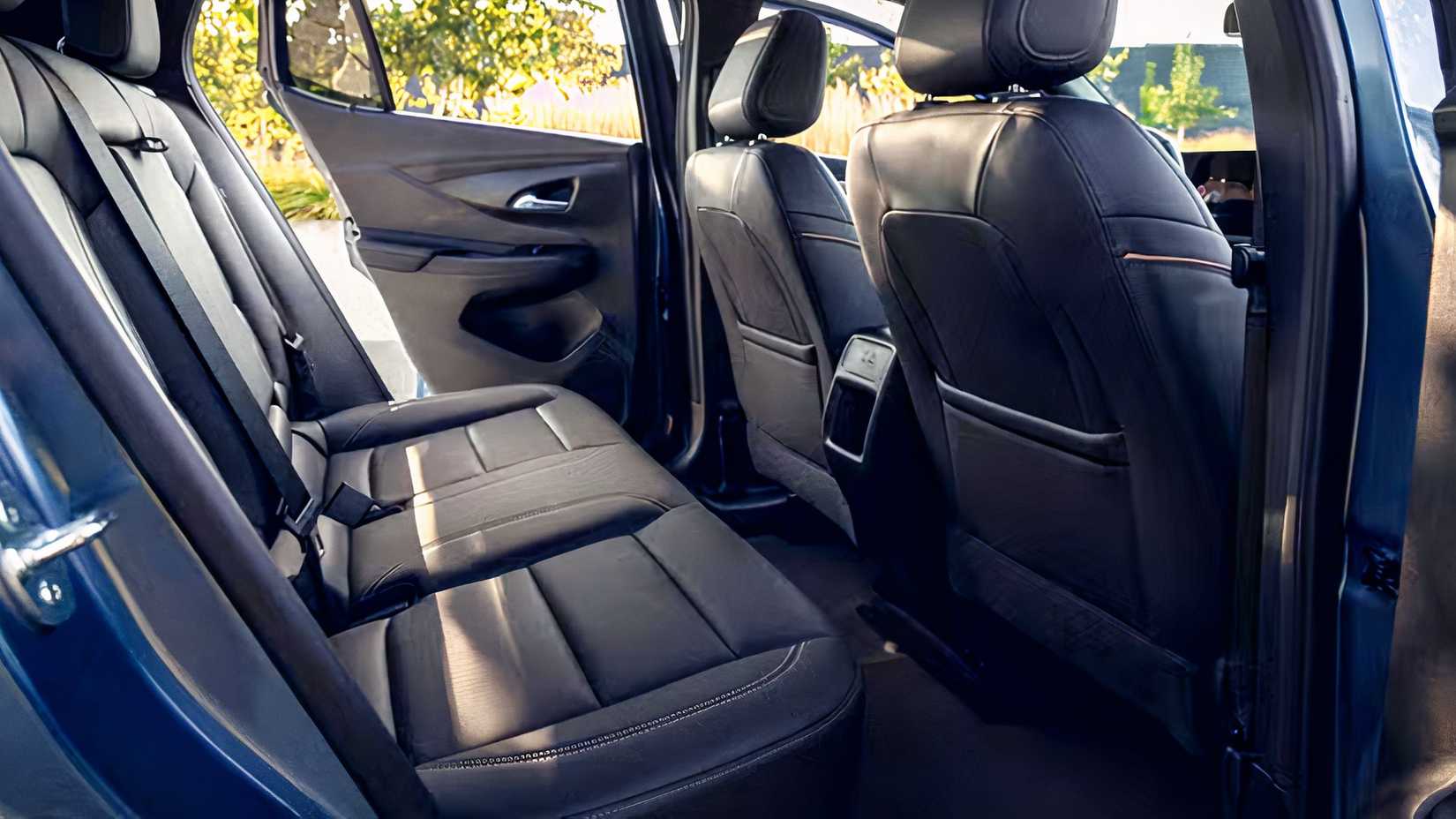 Uma foto do interior dos bancos traseiros do Buick Envista 2026