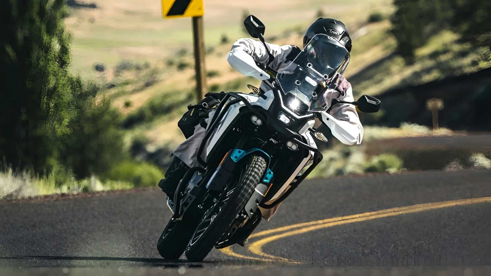 2026 CFMoto Ibex 450 observando o canto frontal do painel