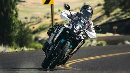 2026 CFMoto Ibex 450 observando o canto frontal do painel