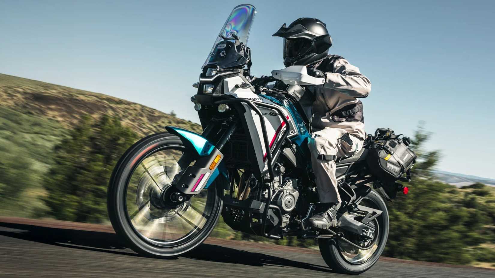 2026 CFMoto Ibex 450 acelerando forte na frente do terceiro quarto em close-up cinematográfico