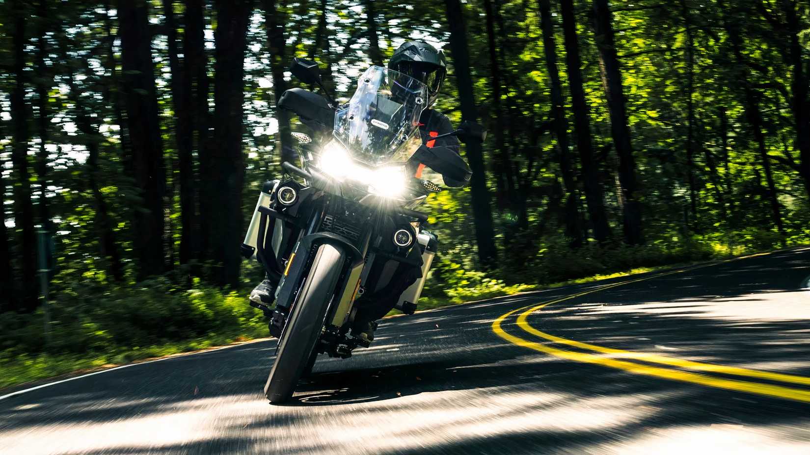 CFMoto Ibex 800 E com acessórios andando perto da floresta