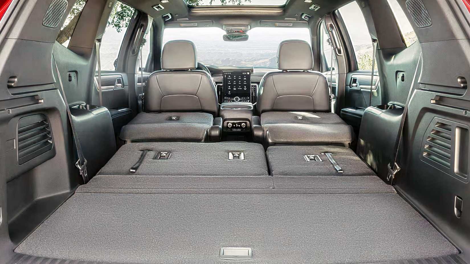 Um GMC Acadia 2026 com a porta traseira aberta revelando seu compartimento de carga interno