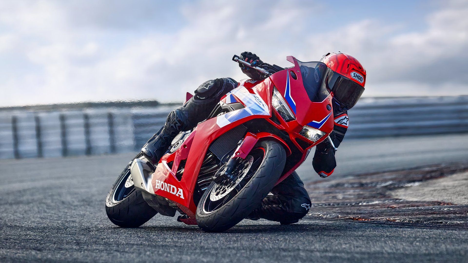 Um piloto fazendo curvas a bordo da Honda CBR650R 2026 