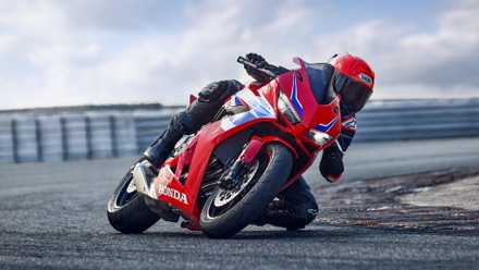 Um piloto fazendo curvas a bordo da Honda CBR650R 2026