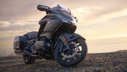 Foto estática frontal de baixo perfil do 2026 Honda Gold Wing ao ar livre.
