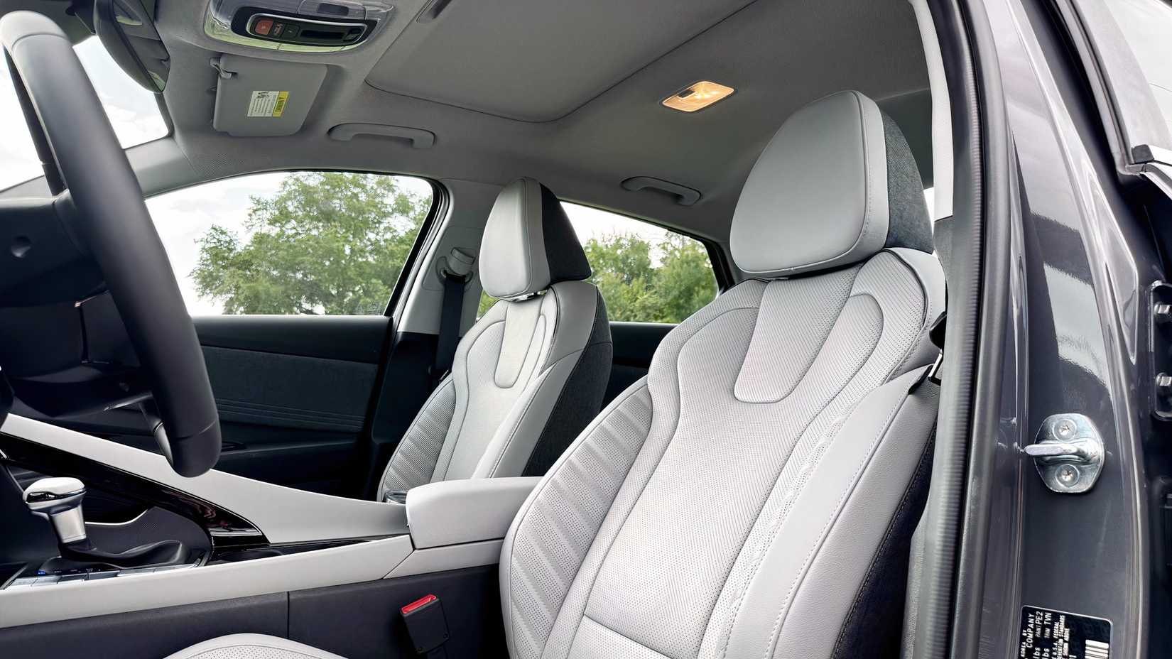Foto do interior do Hyundai Elantra Hybrid 2026 dos bancos dianteiros
