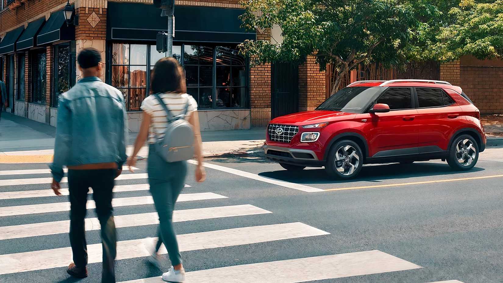 Um Hyundai Venue 2026 vermelho parou em um cruzamento