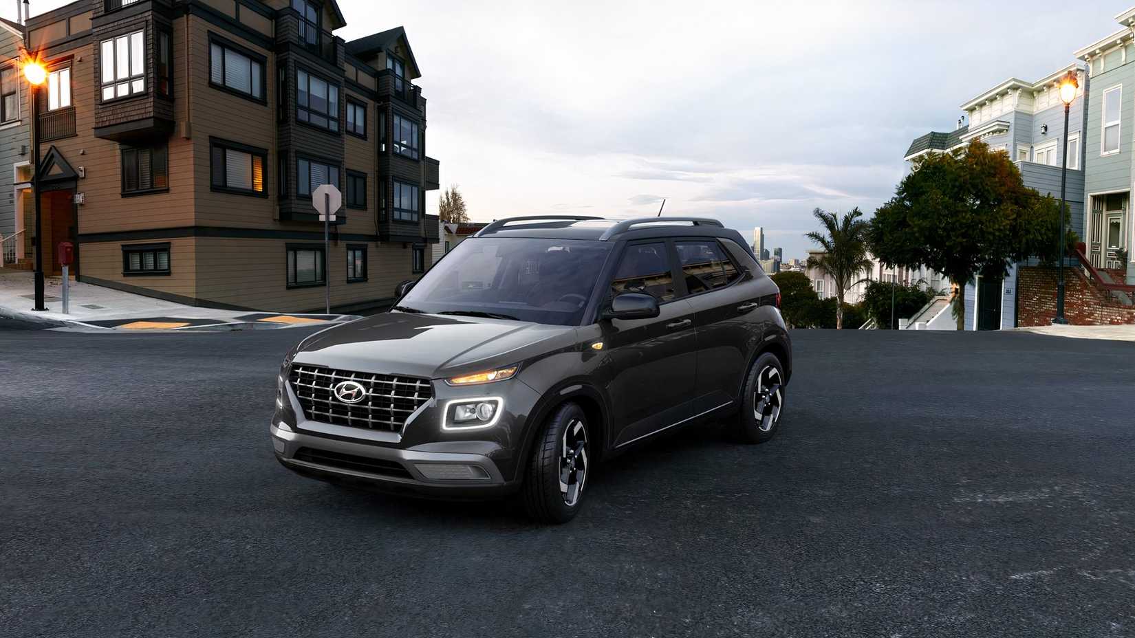2026 Hyundai Venue frontal 3/4 foto estacionada na estrada