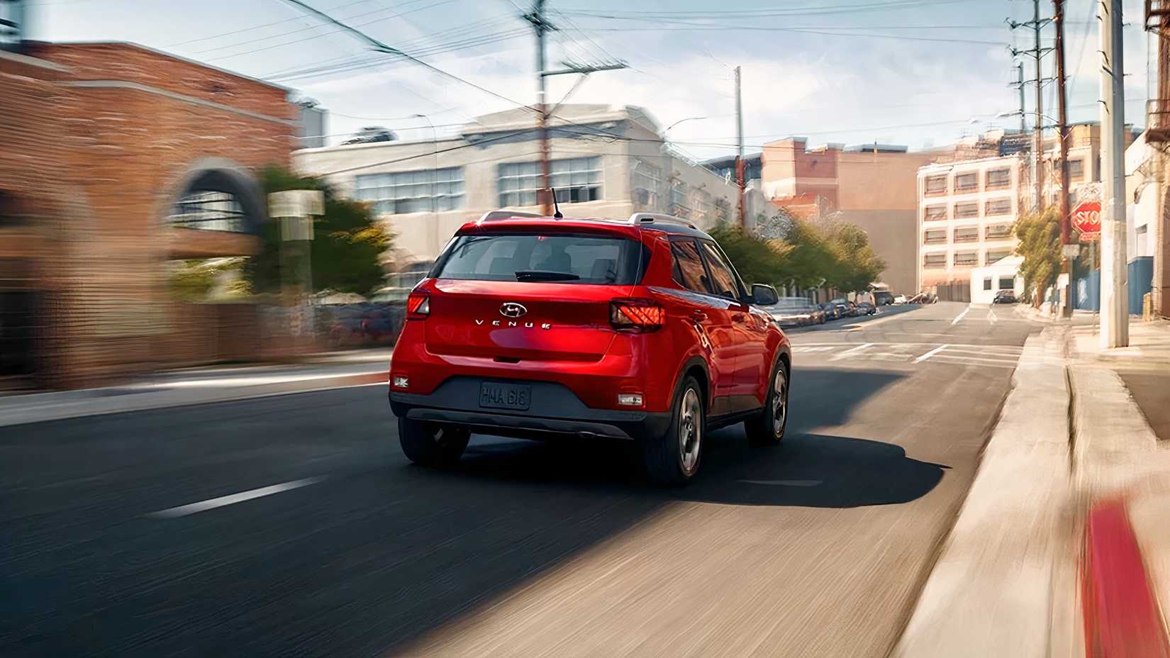 Foto traseira do Hyundai Venue 2026 dirigindo pela cidade