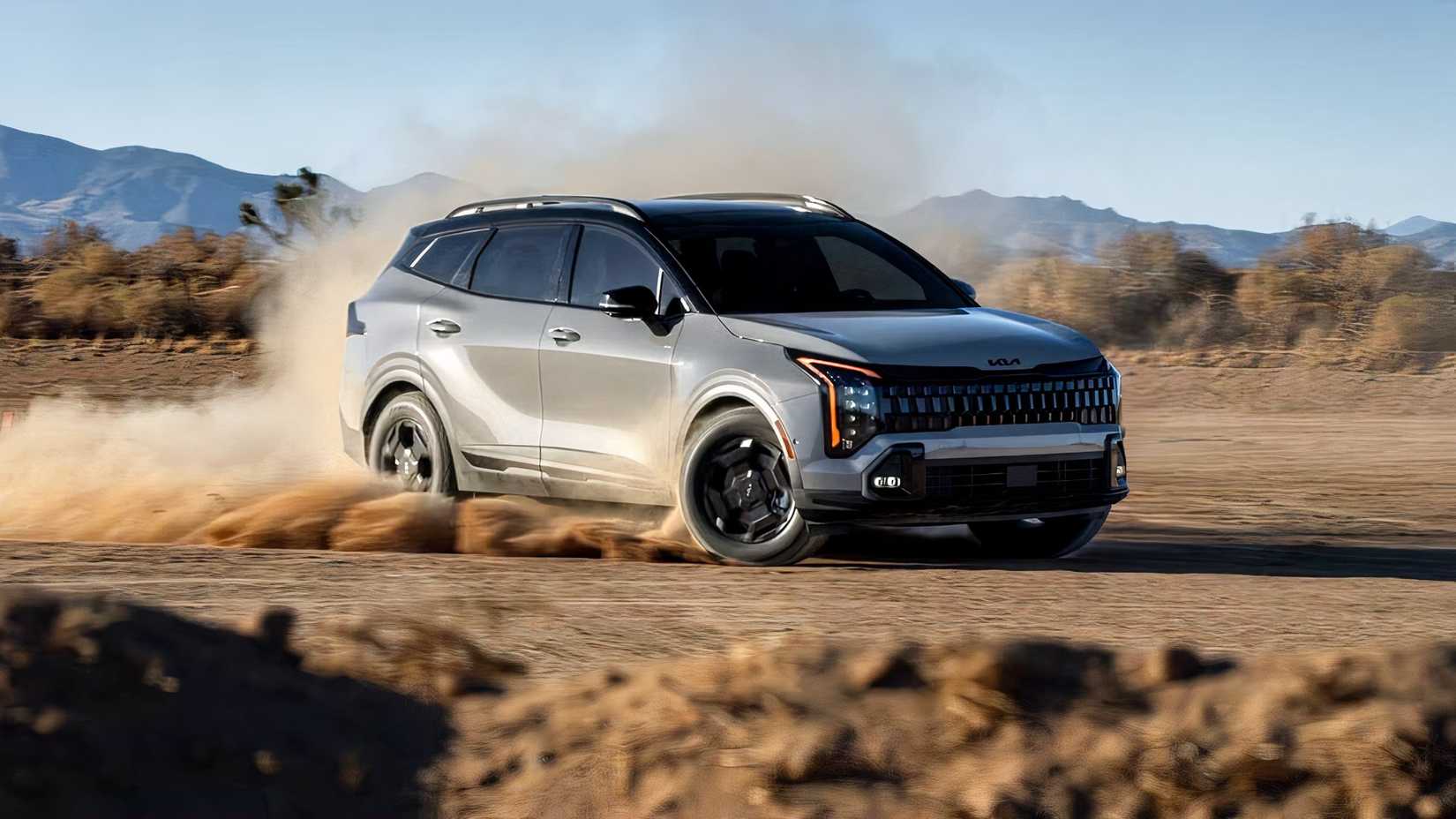 Foto frontal de um Kia Sportage Hybrid 2026 levantando poeira off-road