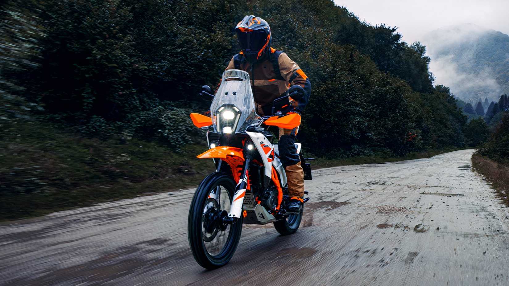 Piloto da KTM 390 Adventure R 2026 em pé enquanto navega sem esforço na pista