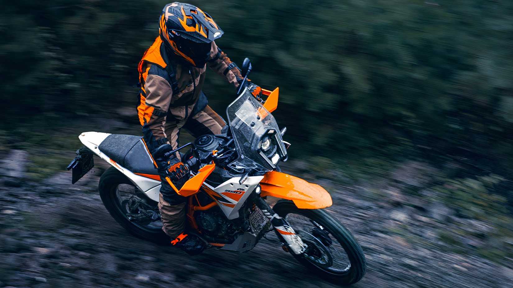 Um piloto percorrendo a natureza em uma KTM 390 Adventure R 2026 
