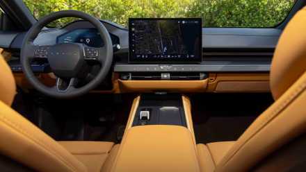 Foto do interior do Lexus ES 2026 mostrando a cabine dianteira e o painel
