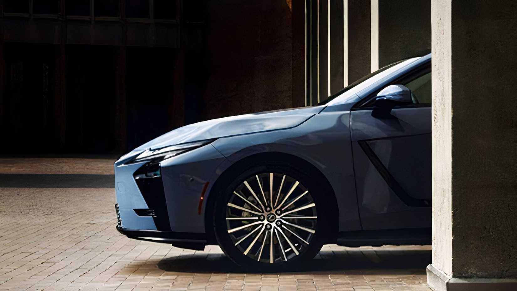 2026 Lexus ES 350e foto frontal estacionada na garagem