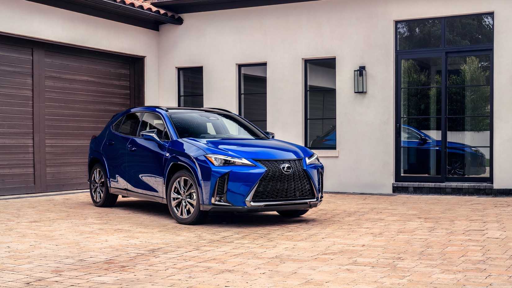Um Lexus UXh azul 2026 estacionado em uma garagem