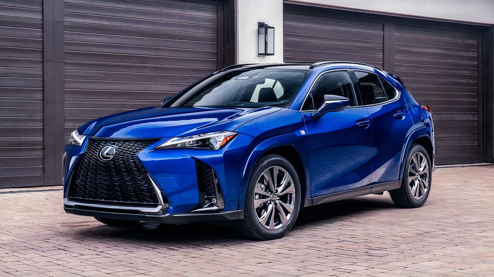 Um Lexus UXh FSPORT 2026 visto de frente 3/4 enquanto estacionado em uma garagem