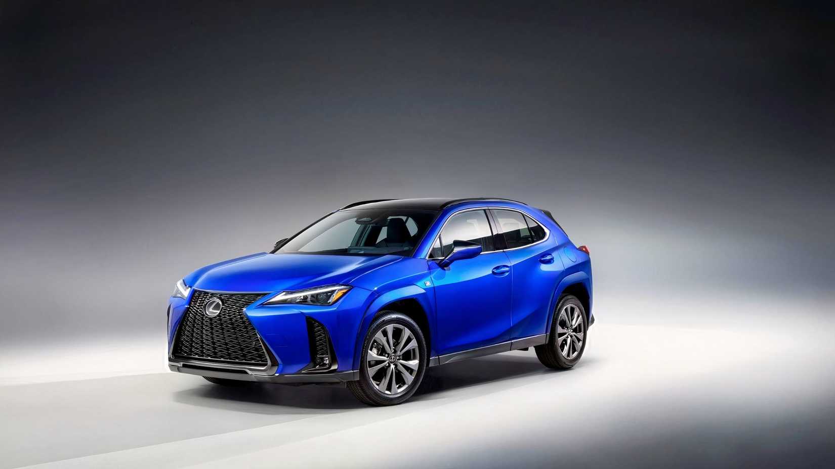 Um Lexus UXh FSPORT 2026 azul em uma sessão de fotos de estúdio