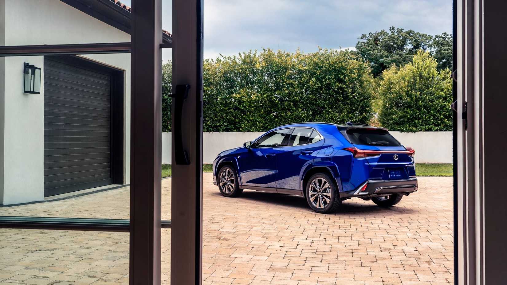 Um Lexus UXh FSPORT 2026 visto através de uma janela aberta 