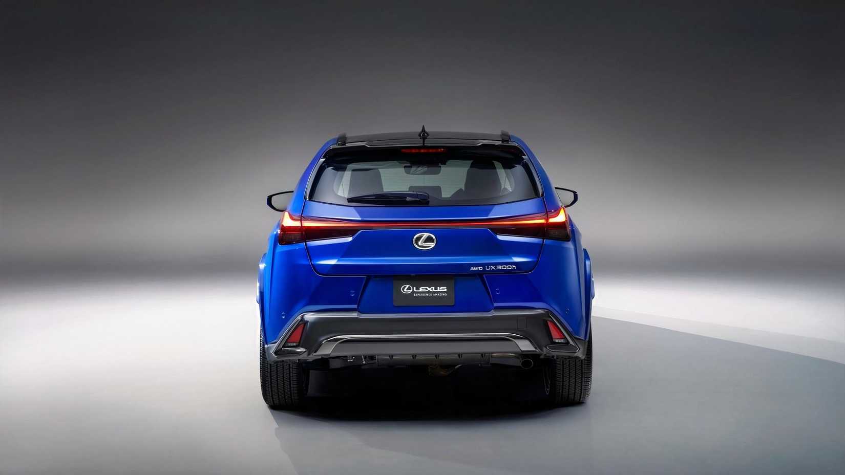 A traseira de um Lexus UXh FSPORT 2026 em uma foto de estúdio