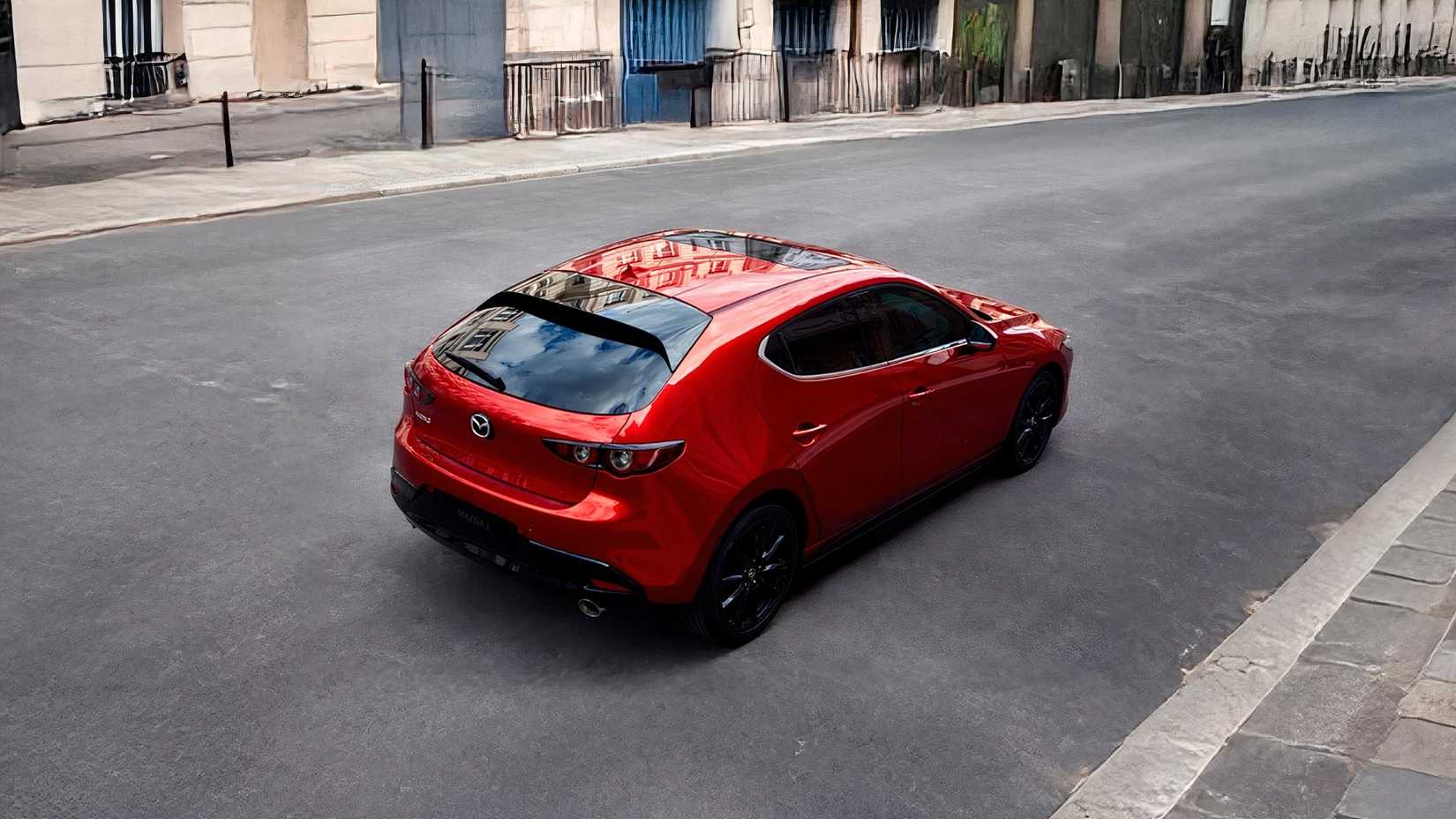 Tiro traseiro do Mazda3 hatchback 2026 dirigindo na estrada
