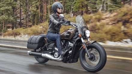 2026 Indian Super Scout na estrada rolando na frente do terceiro quarto