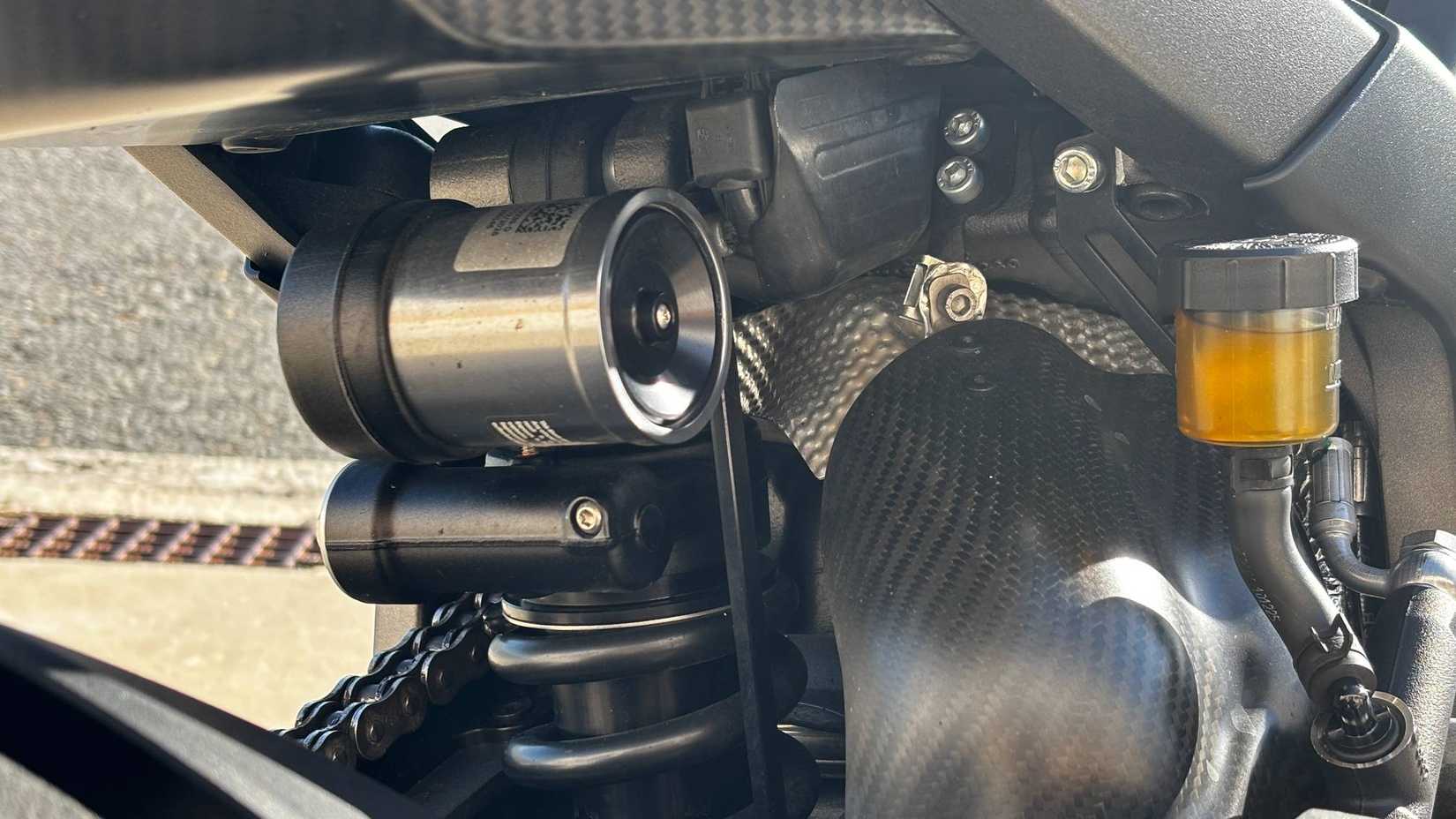 Foto em close do monoshock traseiro Norton Manx R 2026