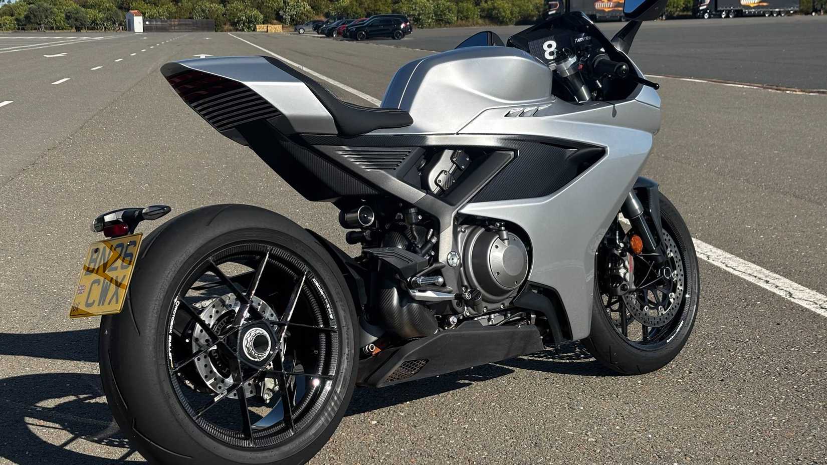 2026 Norton Manx R vista traseira do terceiro quarto nos boxes