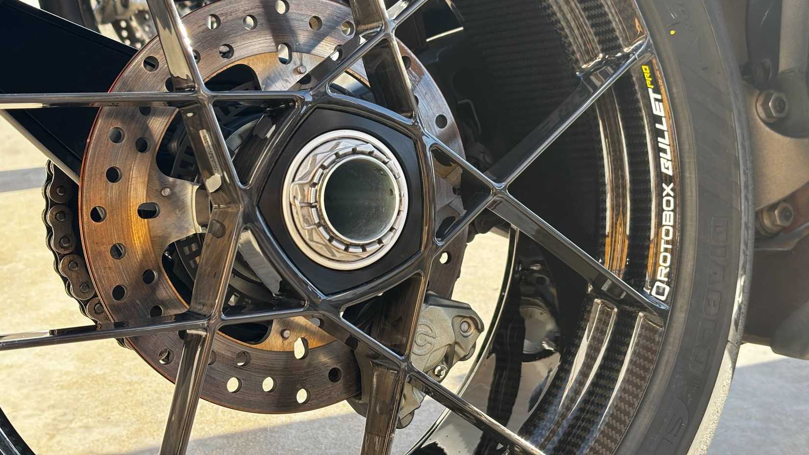 Close da roda traseira Norton Manx R 2026