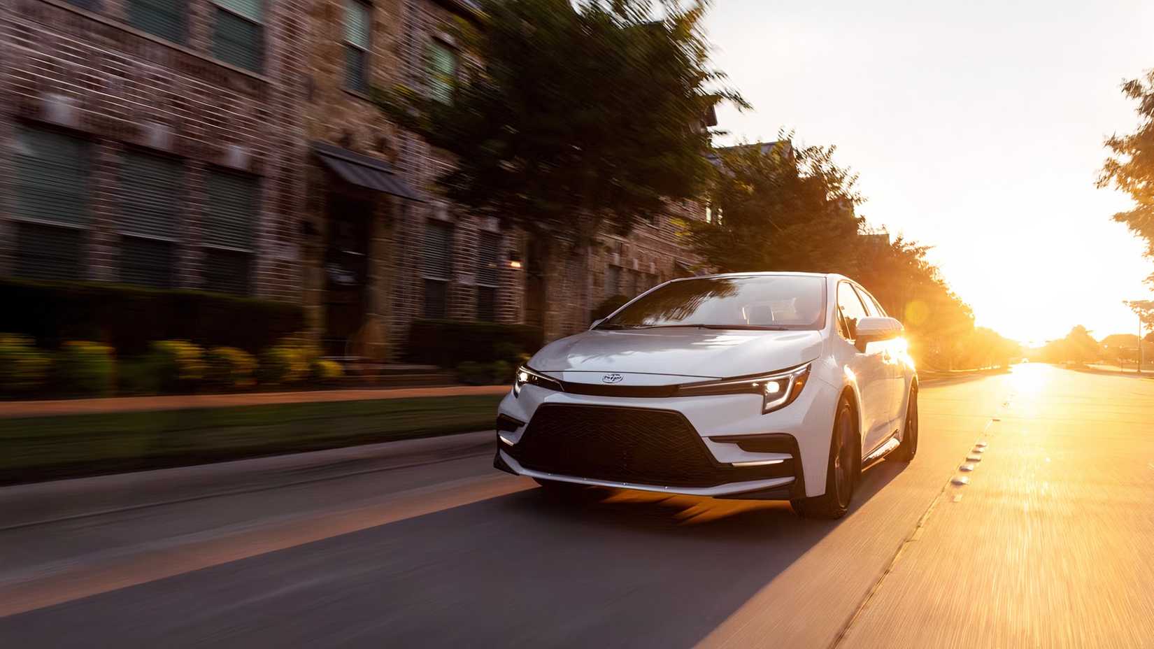 2026 Toyota Corolla dirigindo ao pôr do sol