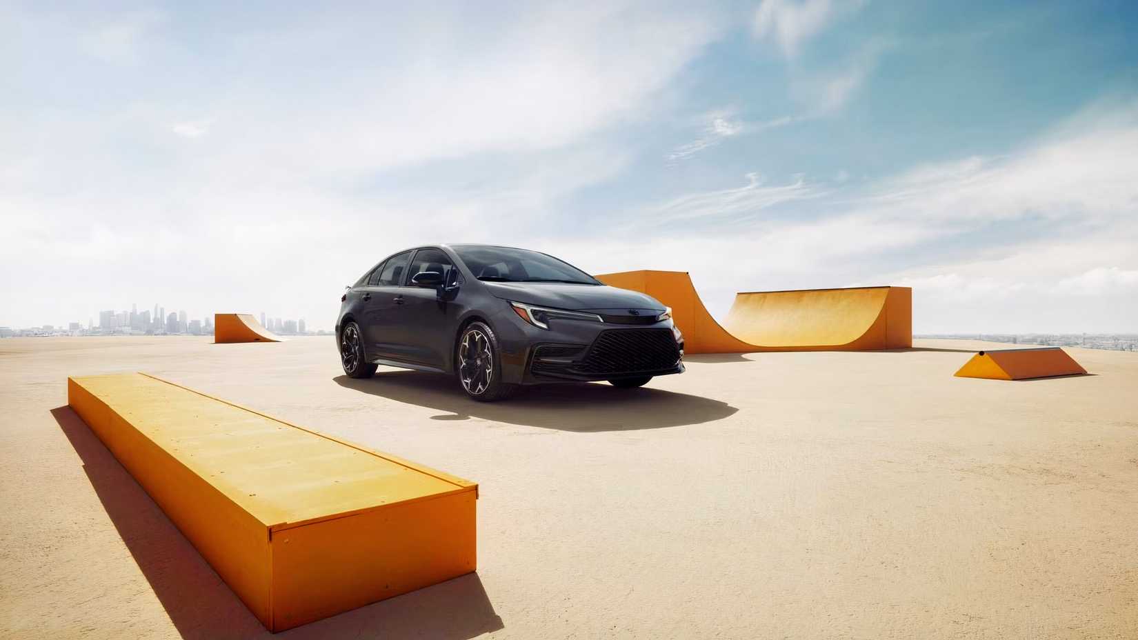 2026 Toyota Corolla posou em uma pista de skate