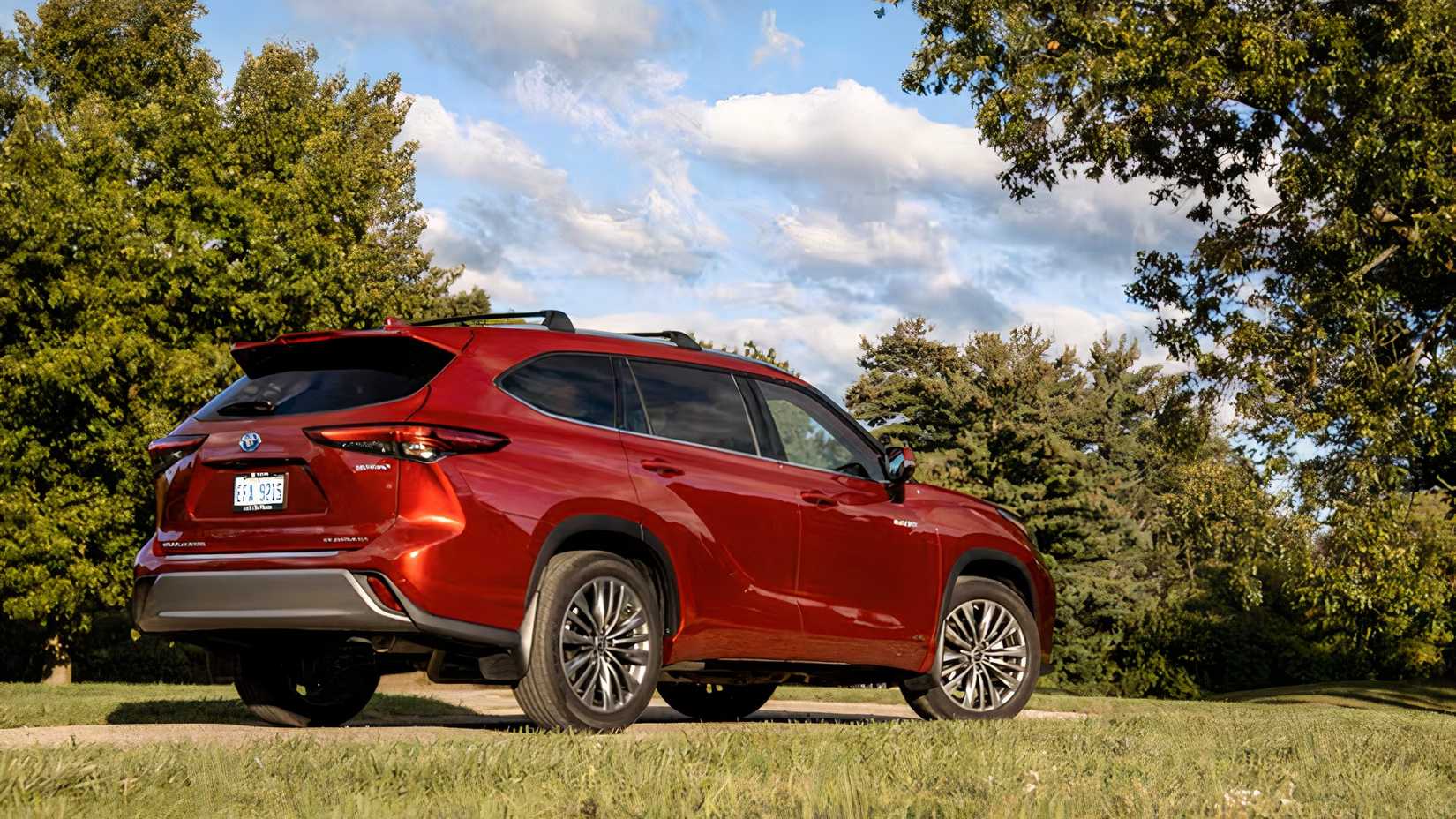 2026 Toyota Highlander Hybrid Rear 3/4