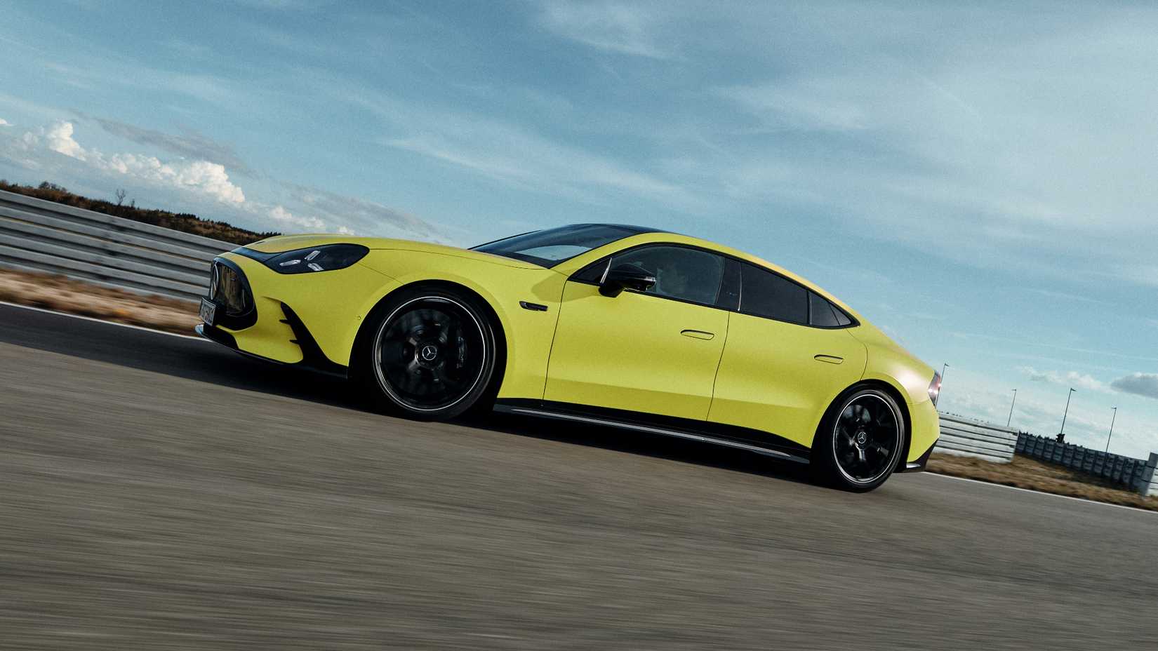 Imagem lateral do Mercedes-AMG GT 4 portas Coupe 2027 dirigindo na pista