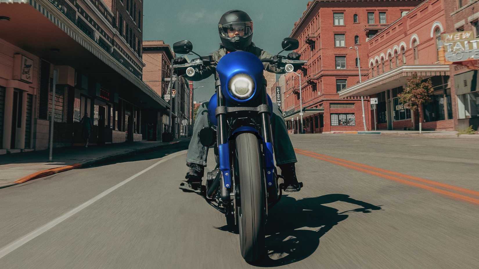 Harley-Davidson Low Rider S 2026 en accélération sur une route urbaine, gros plan de la face avant en mouvement.